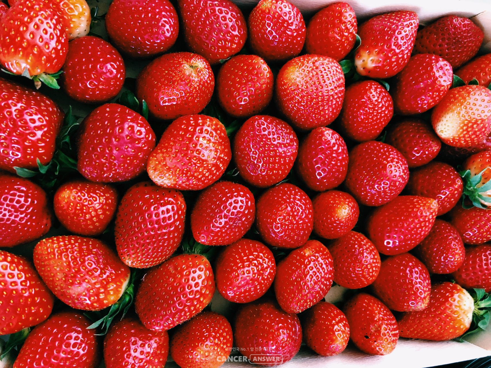 딸기는 비타민C와 안토시아닌이 풍부한 항산화 식품이다. / unsplash