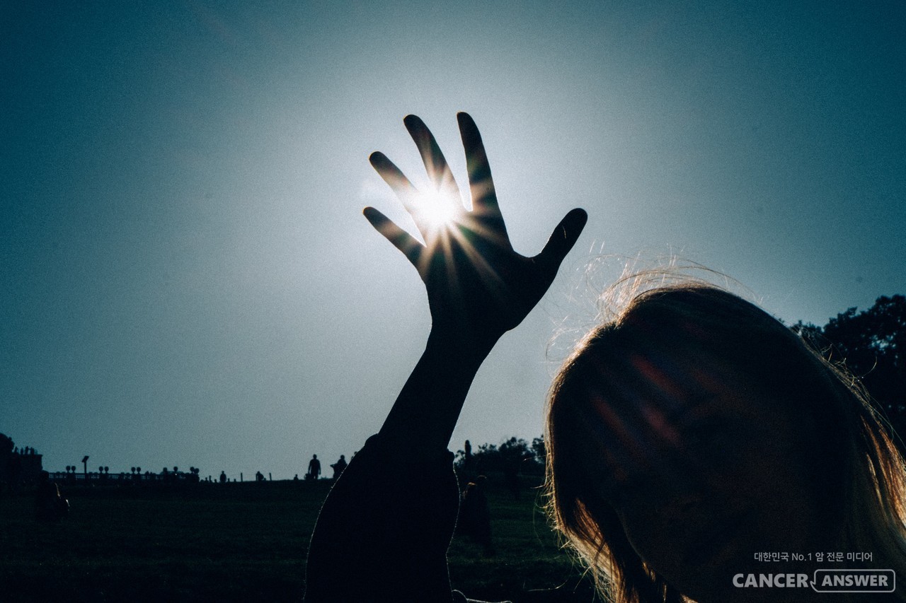 비타민D는 흑색종 예방 등 다양한 기능을 하는데 햇볕을 쬐면 체내 생성된다. 그러나 강한 자외선은 위험하기 때문에 흑색종을 예방하기 위해서는 비타민D 보충제를 먹는 것이 좋다. / unsplash