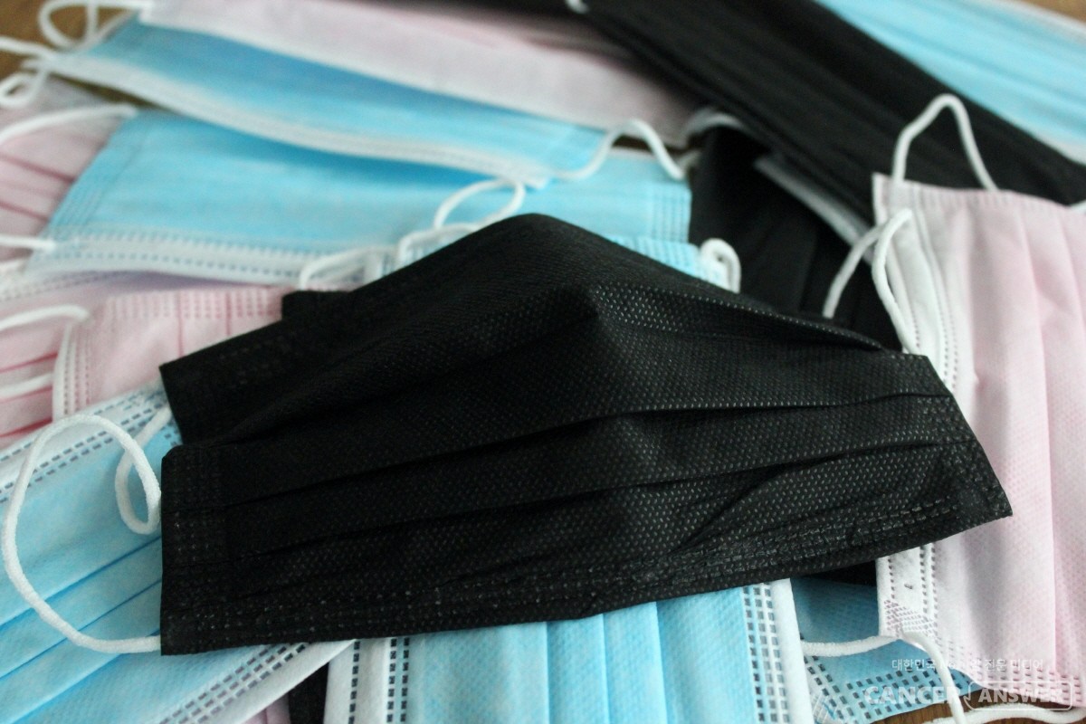 30일부터 의료시설과 대중교통 등 일부를 제외한 실내 마스크 착용이 '권고'사항으로 바뀐다. / unsplash