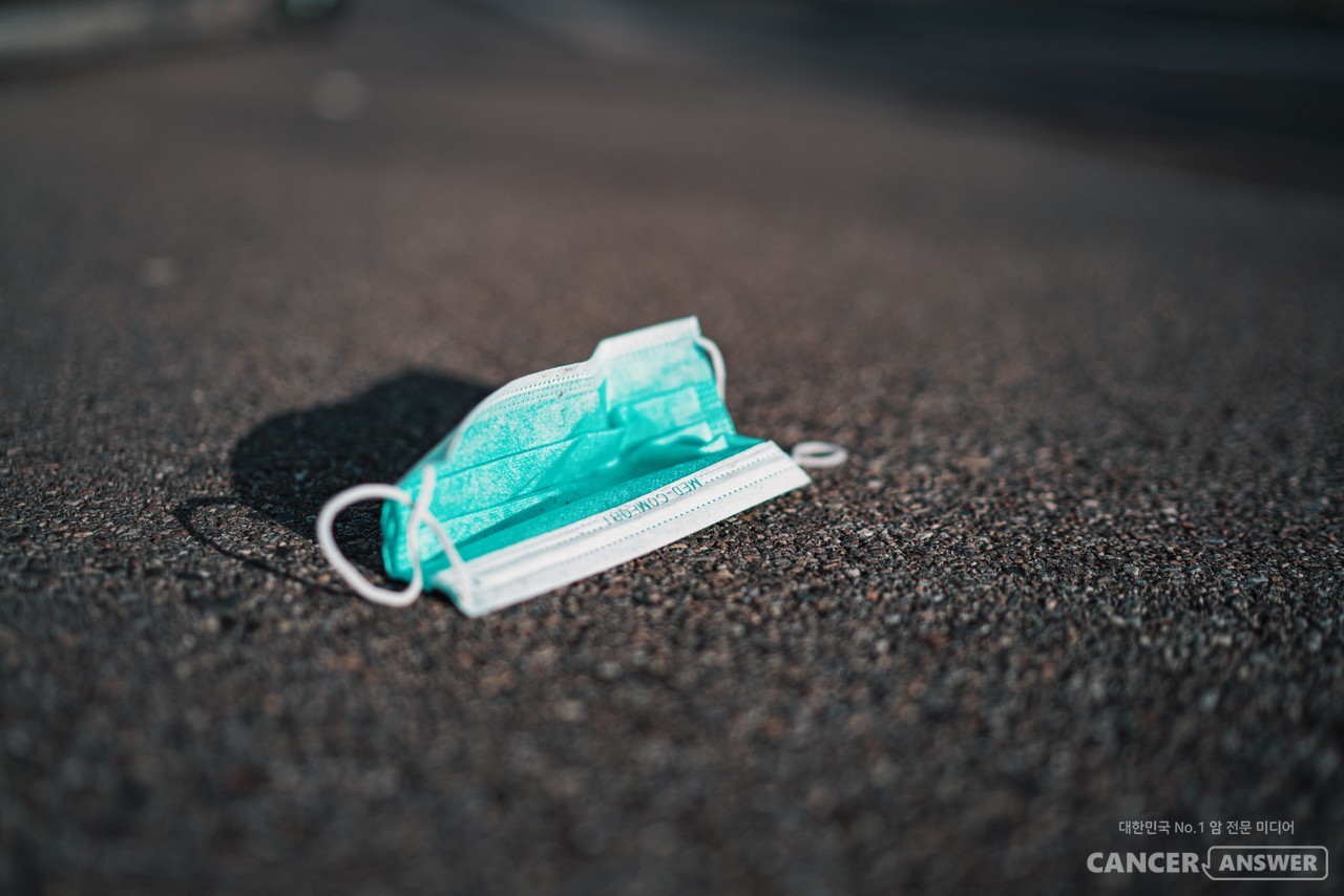 사용한 마스크가 나노플라스틱으로 변화하면서 사람의 폐 건강을 위협하게 된다는 연구결과가 나왔다. / unsplash