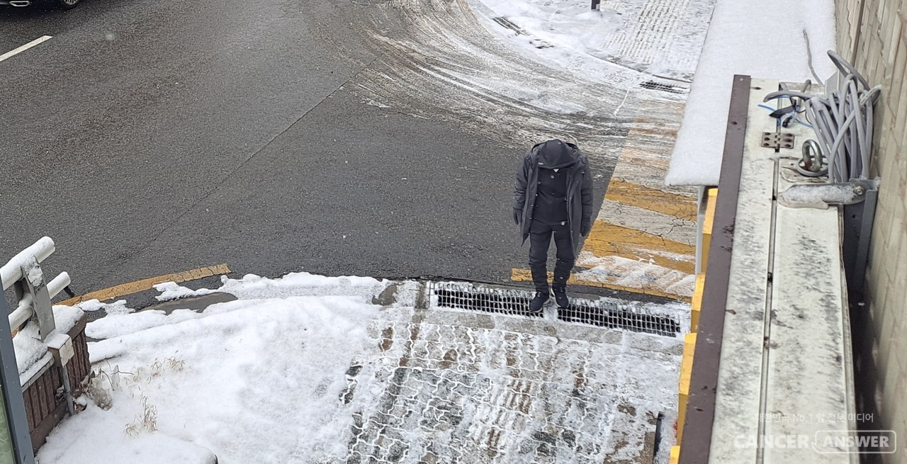 혹한과 폭설로 길이  미끄러운 요즘, 넘어져 다치는 낙상사고가 발생하지 않도록 주의하는 것이 중요하다. / 캔서앤서DB