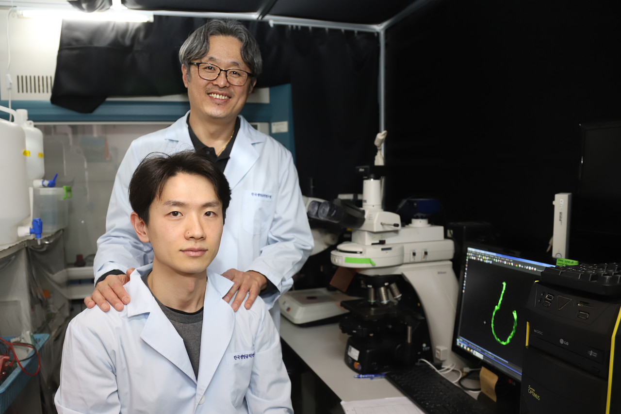 예쁜꼬마선충 모델을 통해 포도당 섭취를 제한하면 수명이 늘어나는 메커니즘을 규명한 권은수 생명연 박사(뒤쪽)가 연구원과 함께 자리했다. / 한국생명공학연구원