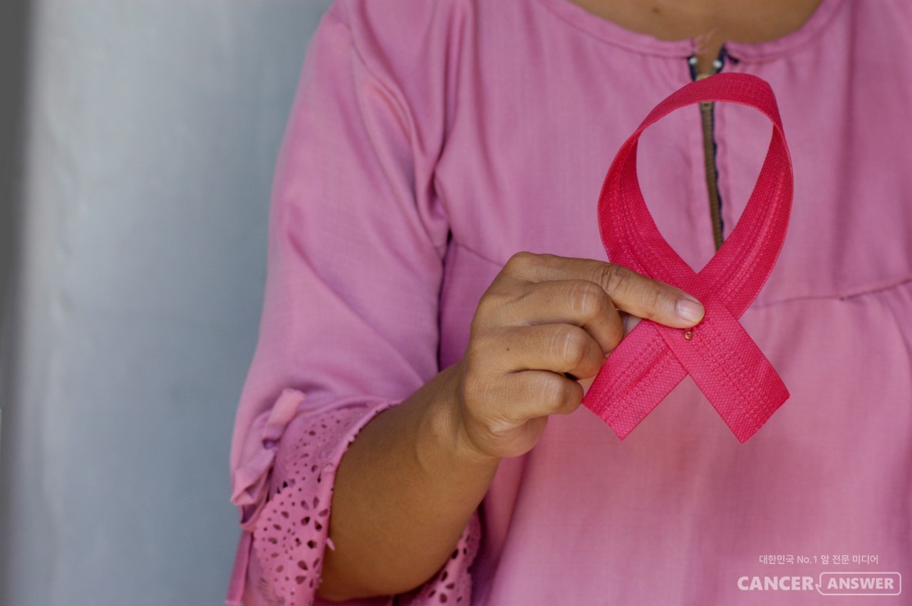 서울대의대 박수경 교수 연구팀에 따르면 2035년까지 국내에서 가장 많이 발생하는 암으로 유방암이 꼽혔으며, 유방암은 발생률 뿐 아니라 사망률도 높을 것으로 예측됐다./캔서앤서 DB