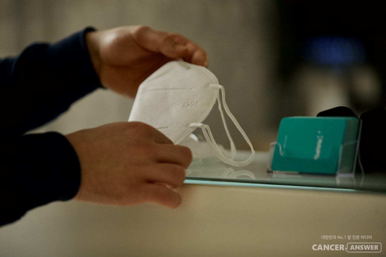 황사와 미세먼지가 기승을 부리는 봄철, 마스크를 구입할 때는 '의약외품'으로 인정된 보건용 마스크를 선택해야 효과를 보장받을 수 있다. / unsplash