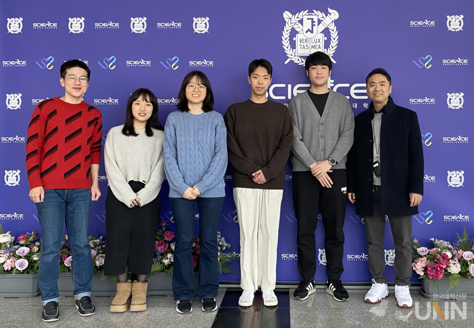 콜레스테롤과 노화의 상관관계를 연구한 서울대 강희찬(왼쪽 끝), 김진홍(오른쪽 끝) 교수 연구팀.