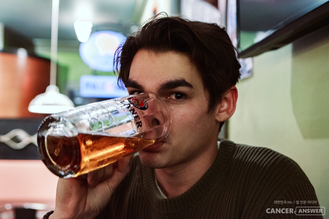 담배가 1급 발암물질이라는 것은 잘 알지만, 술도 그렇다는 것은 잘 모른다. 국립암센터의 설문조사에 따르면, 국민 33.6%만 술이 1급 발암물질임을 알고 있다. / unsplash