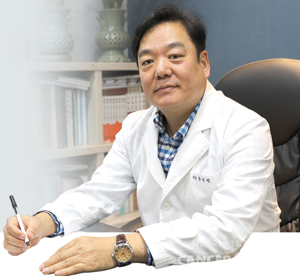 ​강석만 명민한의원 대표원장(난치의과학임상연구회 회장)은 한의학적 치료 원리를 적용한 치매 증상 완화와 예방을 위해 힘을 쏟고 있다. ​