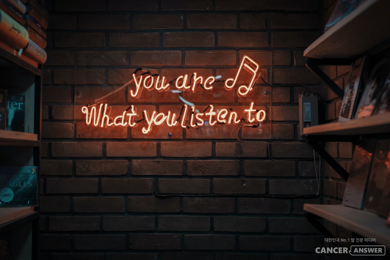 평소 좋아하는 음악을 들으면 항암치료 중 발생하는 메스꺼움과 구토를 줄이는 데 도움이 된다. / unsplash