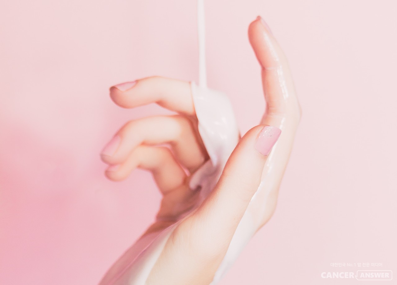 암치료로 인해 심신의 변화가 있지만, 마음을 열고 성생활의 방법을 찾으면 여유있게 생활의 즐거움을 회복해 갈 수 있다. / unsplash