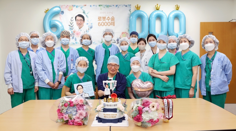 연세대 비뇨기암센터 최영득 교수가 비뇨기암 로봇수술 6000례를 달성했다. / 연세암병원