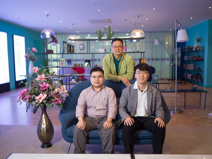 울산과학기술원 하이 응우엔 연구원, 남덕우 교수, 백부경 연구원(왼쪽부터).