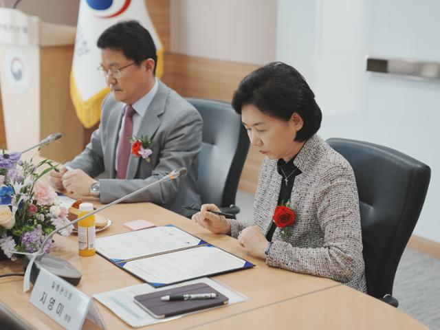 지영미 질병관리청장과 배시현 대한간학회 이사장이 17일 오후 충북 청주시 오송읍 질병청사에서 업무협약을 체결하고 있다. / 질병관리청