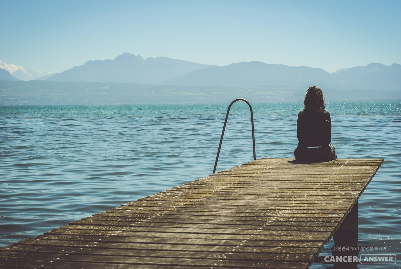 유방암 진단을 받고 우울증에 빠진 경우, 예후가 나빠지고 사망률이 높아진다. 그렇지만, 진단 전부터 후까지 지속적으로 우울증이 잘 관리되기만 한다면, 크게 나빠지지 않으므로 유방암 치료와 우울증 관리가 함께 가는 것이 중요하다. / unsplash