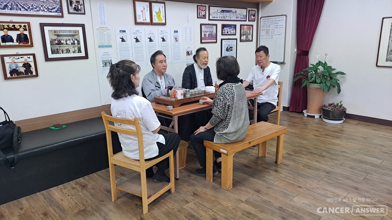 이찬태극권도관을 찾아 독일에서 온 중년의 교포여성이 나와 사범들과 함께 이야기를 나누고 있다. / 이찬태극권도관