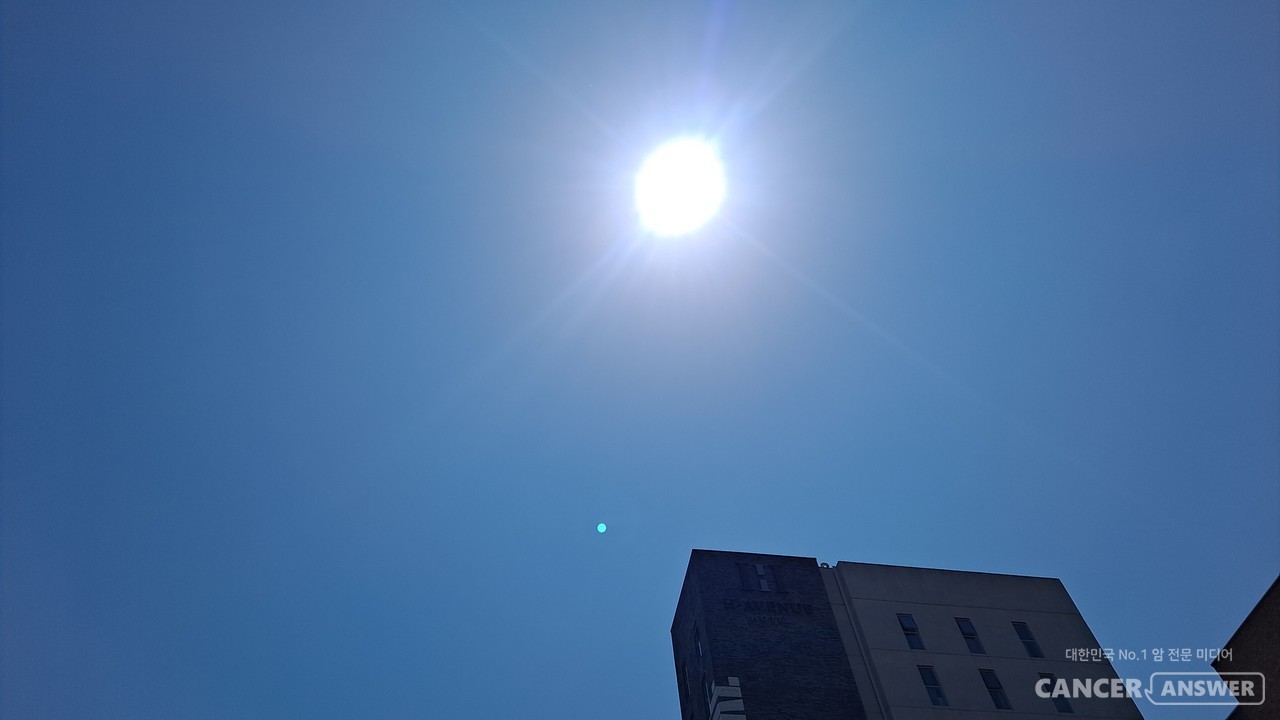 5월 첫날, 서울도 파란하늘이 드러날만큼 화창하고 햇볕이 강렬하다. 봄에는 피부건강에 주의하고 자외선 차단제를 생활화해야 한다. / 캔서앤서DB