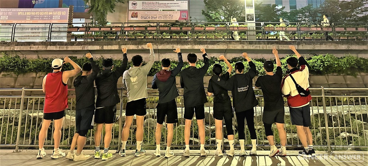 젊은층에서 러닝크루를 조직해 달리는 바람이 불고 있다. 서울 성북구의 성북천변에서 제20회 소아암환우돕기 마라톤대회 출전을 준비하고 있는 한 러닝크루 참가자들이 훈련 뒤 포즈를 잡았다. / 캔서앤서DB