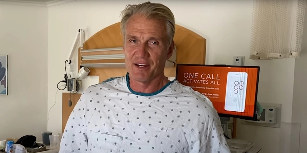 환자복을 입은 돌프 룬드그렌이 암 수술 직후 경과를 이야기하고 있다. / youtube