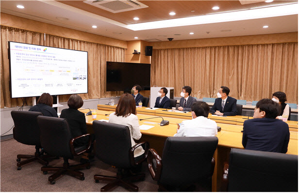 이훈 통계청장이 국립암센터를 방문해 '암 공공데이터 구축' 사업현황에 대해 의견을 나눴다. / 통계청