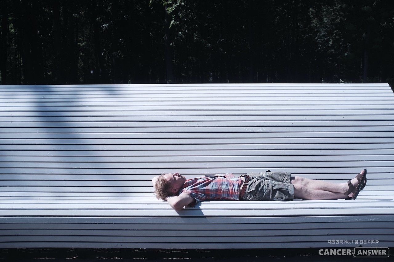 벌써 강릉에서는 열대야가 예보됐다. 여름철 건강하게 숙면을 취하려면 스마트폰과 TV를 멀리하고, 낮동안 적절한 신체활동을 하는 것이 좋다. / unsplash