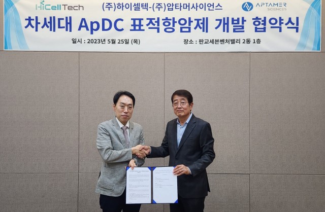 MOU를 체결한 하이셀텍 김재호 대표(왼쪽)와 압타머사이언스 한동일 대표. / 압타머사이언스