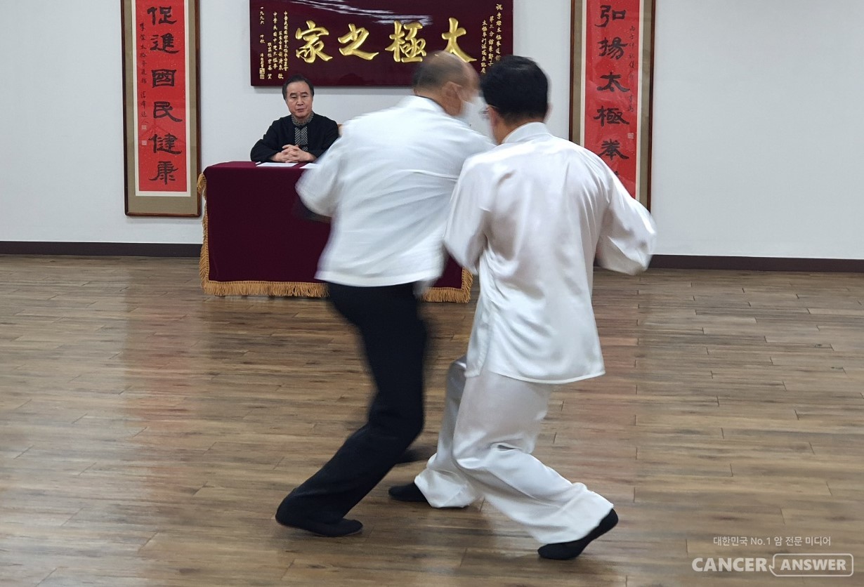 태극권의 추수 동작을 하고 있는 이찬태극권도관 승단 심사 장면. / 이찬태극권도관