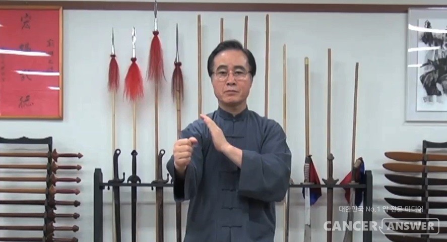 태극권의 주먹 지르기는 완전히 힘을 뺀 상태에서 쭉 뻗어나갔다가 맞추는 순간에만 힘과 기운을 쏟아내고 다시 힘을 빼는 수련과정을 통해 나온다. / 캔서앤서DB