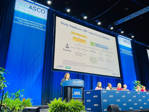 박숙련 서울아산병원 종양내과 교수가 2023 ASCO에서 연례회의에서 면역항암제 내성이 생긴 환자에 대한 대변이식술 임상 결과를 발표하고 있다./대한항암요법연구회 제공