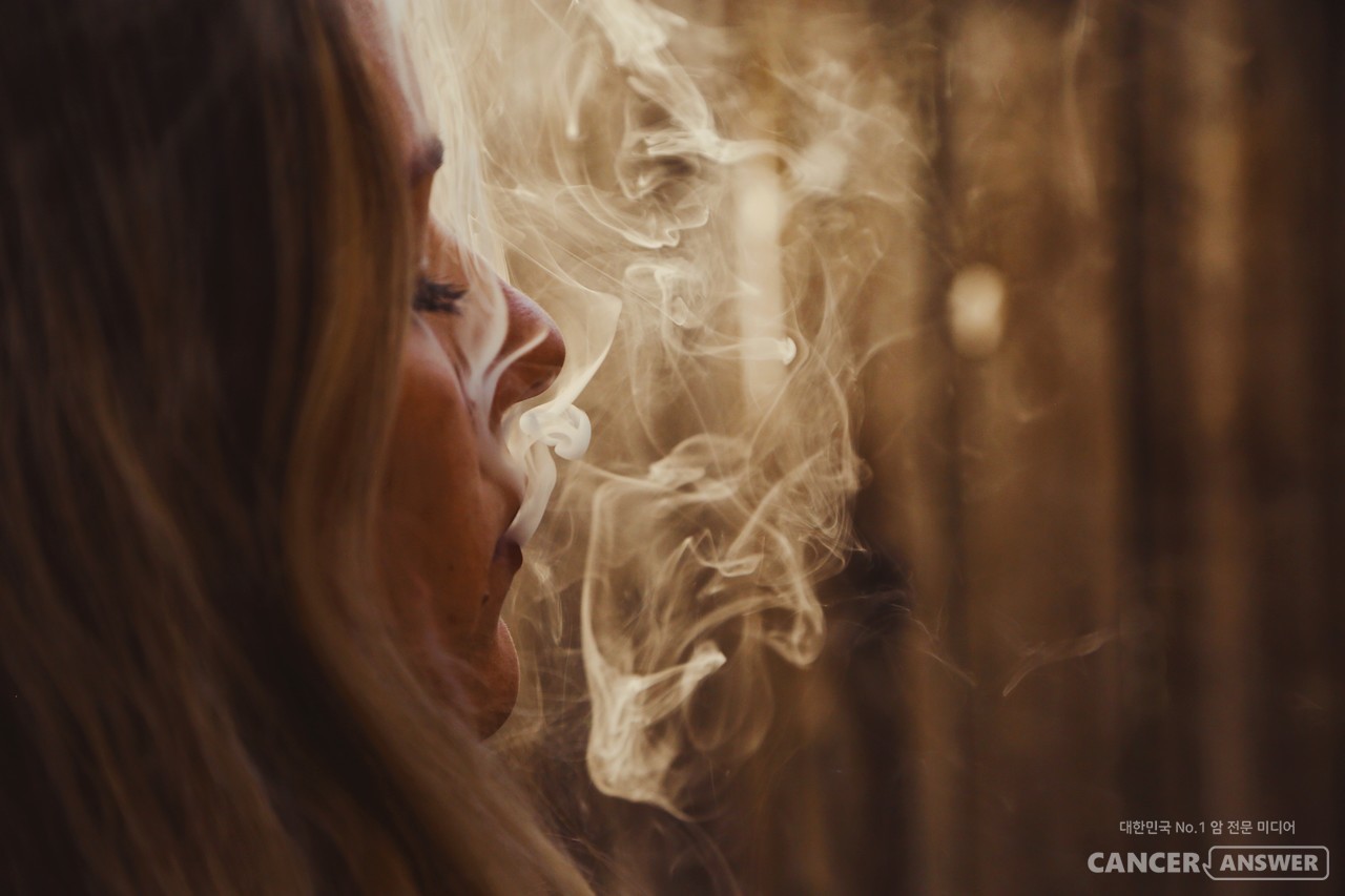 방광암을 유발하는 것으로 알려진 흡연. 흡연의 방광암 발병 영향은 남성보다 여성에서 더 심각한 것으로 드러났다. / unsplash