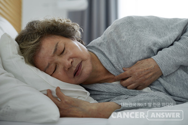 암 생존자 5명 중 1명은 수면장애를 겪고 있으며, 수면 장애는 면역력 저하와 관련있다는 연구 결과가 발표됐다. /게티이미지뱅크