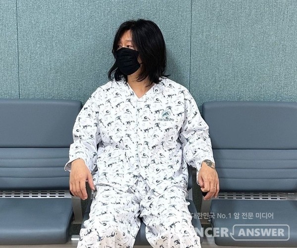 인스타그램에 암투병 사실을 공개하며 올린 가수 윤도현. 윤도현은 방사선 치료를 통해 3년만에 완치판정을 받았다고 썼다./윤도현 인스타그램 캡처