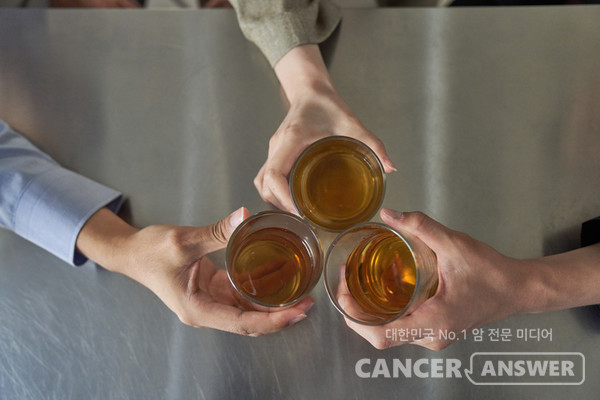 최근 급증하는 '젊은 대장암' 환자의 발병 원인 중 대표적인 것으로 음주가 꼽힌다./게티이미지뱅크