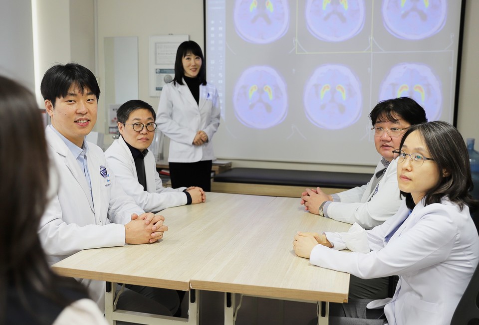 분당차병원 파킨슨센터의 김현숙, 김원찬, 허영은 교수(이상 신경과)와 김주평 교수(신경외과), 김종문 교수(재활의학과)가 환자에게 치료 계획을 설명하고 있다.(오른쪽 앞부터 시계 반대방향으로)