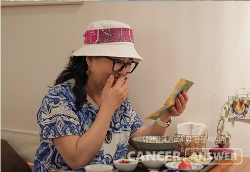 배우 오미희씨가 TV조선 '퍼펙트 라이브'에 출연해 융모상피암으로 항암치료를 받은 사실을 공개했다./TV조선 캡처