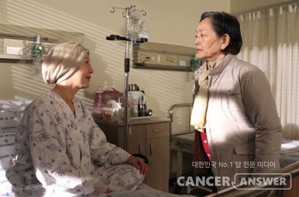 뇌종양 투병 사실이 알려진 배우 윤석화씨가 주연을 맡았던 영화 '봄, 눈'의 한 장면. 영화에서 시한부 암환자 역을 맡았던 윤석화 씨가 친정 어머니 역을 맡은 김영옥씨와 병실에서 대화를 나누는 모습.
