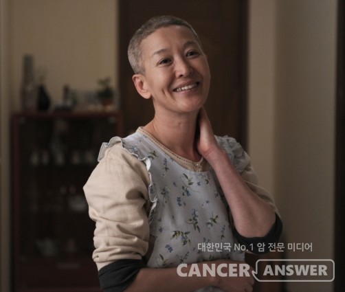 뇌종양 투병 사실이 알려진 배우 윤석화씨가 주연을 맡았던 영화 '봄, 눈'에서 삭발한 모습.