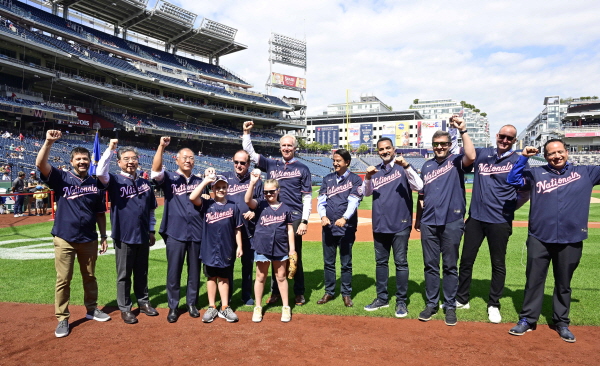 현대자동차의 미국 내 사회공헌활동인 '호프 온 휠스' 25주년을 맞아 홍보대사를 맡은 암 극복 어린이들이 프로야구 시구를 한 뒤 관계자들이 함께 기념사진을 찍었다. / 현대자동차