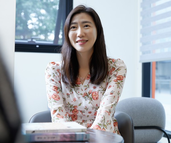 캔프협동조합 홍유진 이사장은 백혈병 말기를 극복한 작가다. 자신의 투병 경험을 '웰컴 투 항암월드'라는 소설로 펴냈으며, '인생은 아름다워'라는 암경험자-가족들의 공동소설집 출간에도 참여했다./캔프협동조합 제공