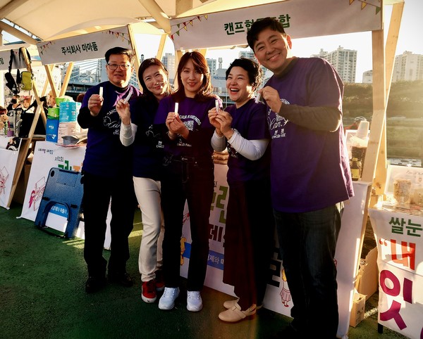 지난 21~22일 서울 중랑천에서 열린 그린중랑페스티벌 행사에 참여한 캔프협동조합 조합원들. 왼쪽 두번째가 홍유진 이사장. 캔프협동조합은 암경험자와 가족 중심으로 설립된 협동조합으로 건강 먹거리, 치유 프로그램, 생활용품, 아트 작품 등을 스마트스토어를 통해 판매하고 있다./캔프협동조합 제공