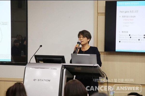 여성암건강관리예방협회 하양선 이사장이 25일 열린 제2차학술대회에서 유방암 환자에게 많은 림프부종 해결법에 대해 강의하고 있다./여건회 제공