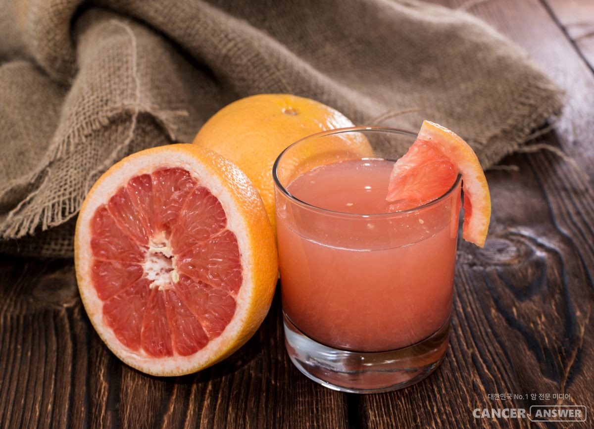 자몽주스의 프라노쿠마린 성분은 고혈압 약과 함께 먹으면 약물의 혈중 농도를 지나치게 환자를 위험에 빠트릴 수 있다./ 게티이미지뱅크