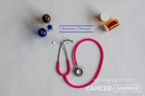 폐경기 호르몬 치료제 중 에스트로겐과 프로게스토겐 성분이 다 들어간 복합제제가 유방암 발생 위험을 높인다는 연구 결과가 나왔다./게티이미지뱅크