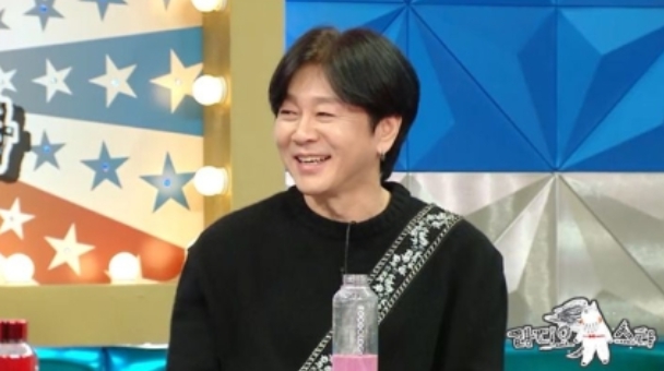 가수 윤도현이 6일 밤 방송되는 MBC 예능 라디오 스타에 나와 위말트 림프종 투병 과정에 대해 이야기할 예정이다. 윤도현은 진료실에 걸린 김우빈 사진을 보고 자신의 투병 사실을 공개하기로 결심했다고 한다./mbc 캡처 