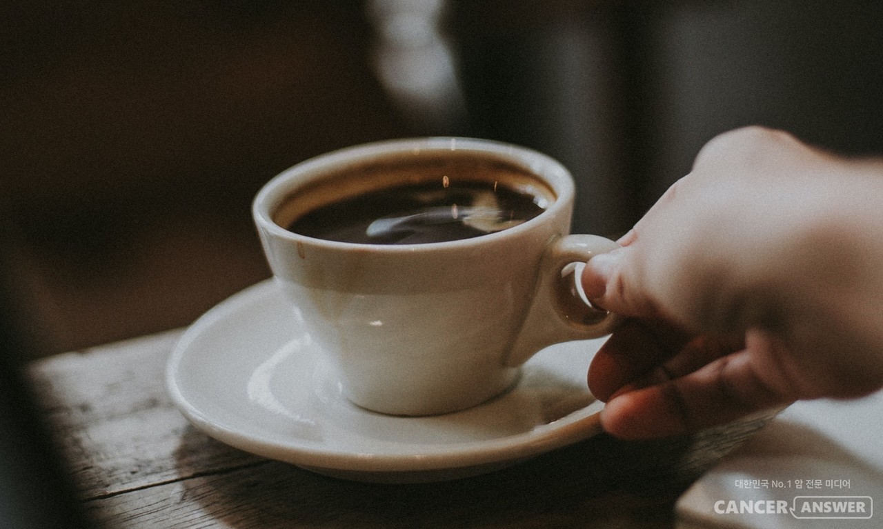 대장암 환자가 매일 커피를 4잔 이상 마시면 재발 위험을 32% 낮출 수 있다는 해외 연구 결과가 나왔다./캔서앤서 DB