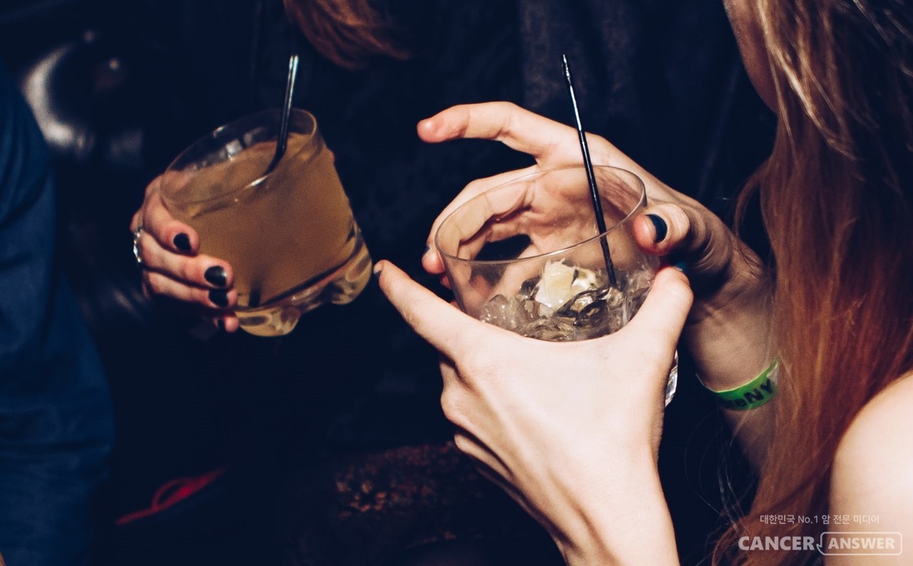 일주일에 8잔 이상 술을 마시는 여성은 관상동맥심장병 위험이 33~51% 높아진다는 연구 결과가 나왔다. / unsplash
