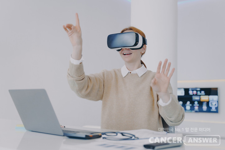 가상 현실(VR: virtual reality) 체험만으로도 암 환자들의 통증이 감소될 수 있으며, 통증 감소 효과는 하루 이상 지속된다는 연구 결과가 나왔다./게티이미지뱅크