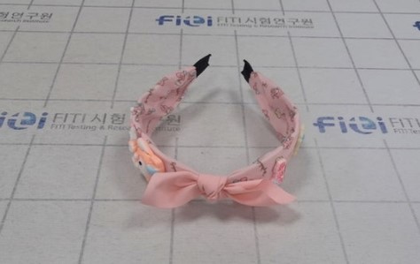 중국 직구 온라인 플랫폼에서 판매되는 어린이용 머리띠에서 기준치의 270배에 달하는 발암물질이 검출됐다./서울시 제공