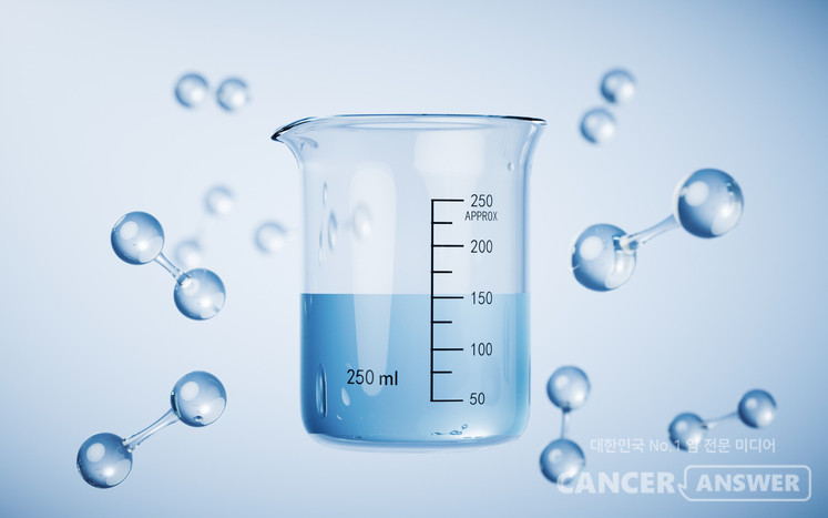 국내 연구진이 물 분해 과정에서 생성되는 활성산소를 이용해 암세포를 죽이는 치료법을 찾아냈다./게티이미지뱅크