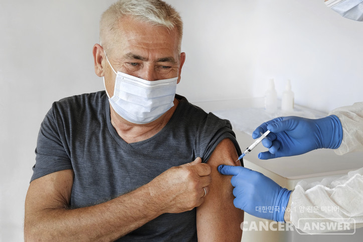 앞으로는 항암치료를 예방접종 하듯이 피하근육에 주사 맞는 방법으로 받을 수 있을 전망이다. 5시간의 치료시간이 5분으로 줄고 부작용도 크게 줄어들 것으로 보인다./게티이미지뱅크