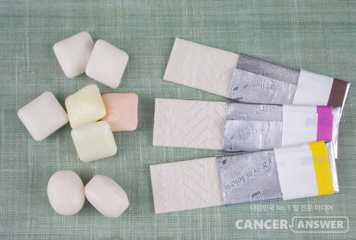 설탕 대체 감미료로 설탕 대신 껌에 넣는 자일리톨이 심장마비나 뇌졸중 위험성을 높일 수 있다는 연구 결과가 나왔다./게티이미지뱅크