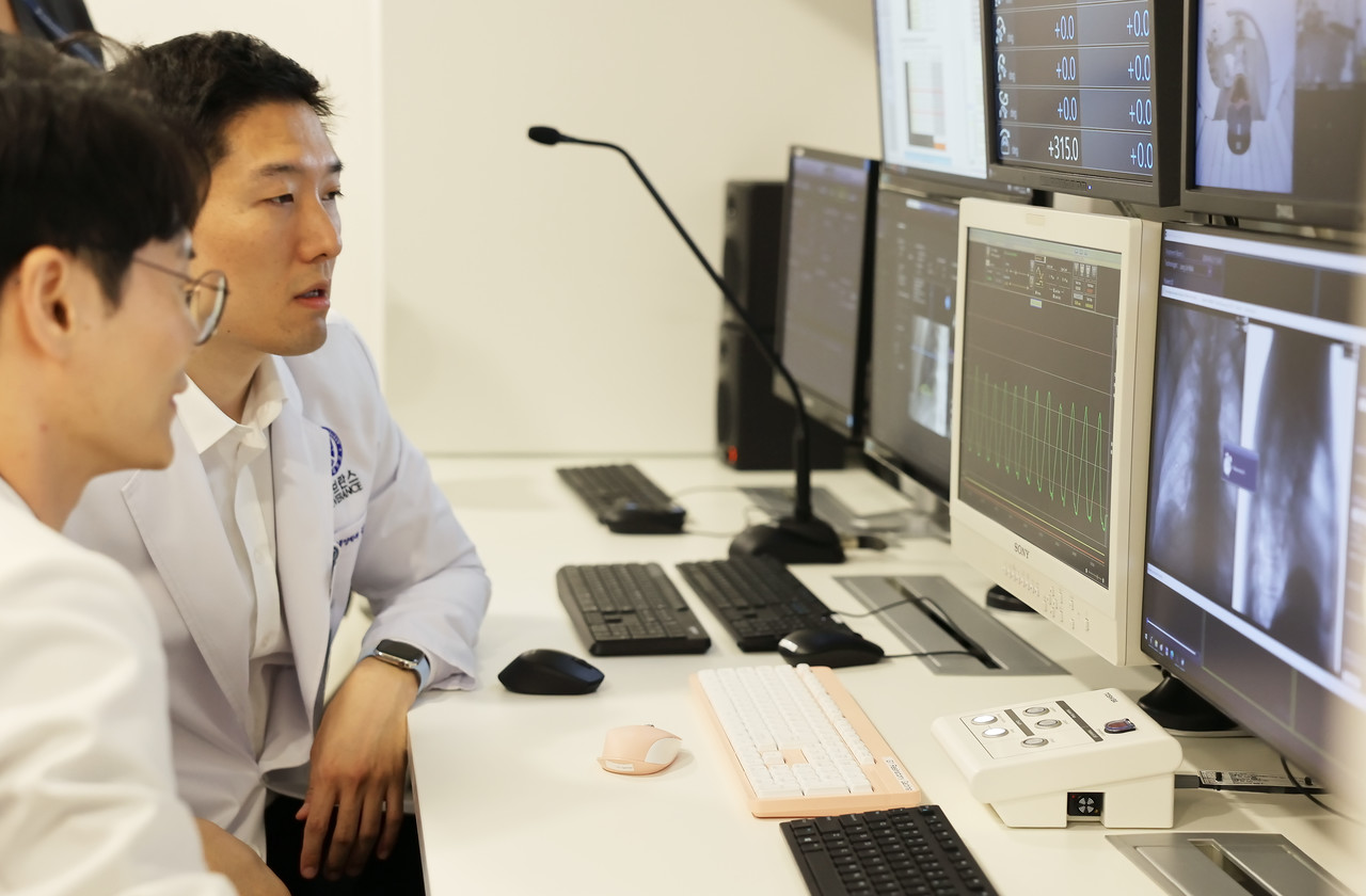 연세암병원 김경환 방사선종양학과 교수가 호흡 동조치료를 위해 환자의 호흡 패턴을 확인하고 있다. 호흡 동조란 환자의 호흡에 맞춰 탄소입자를 조사하는 중입자치료 방법이다./연세암병원제공